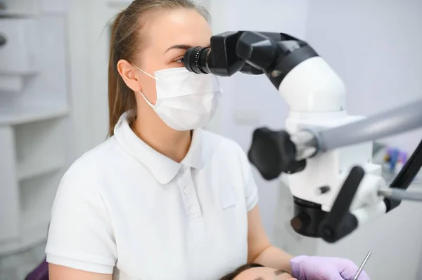 Dokter Gigi Profesional Memeriksa Pasien Dengan Mikroskop Kantor — Stok Foto