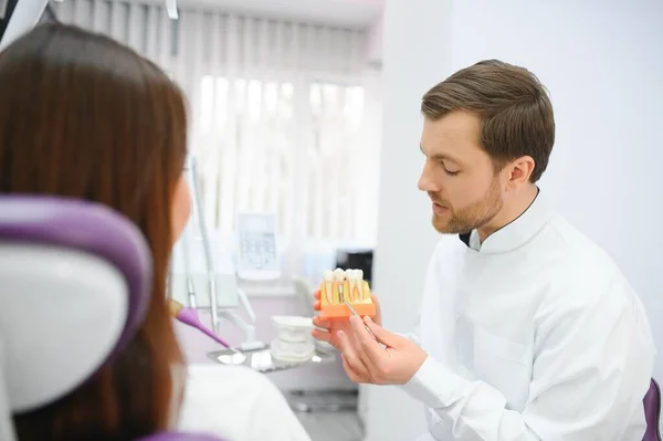 Arzt Zeigt Auf Einer Zahnprobe Aus Kunststoff Oder Modelliert Verschiedene — Stockfoto