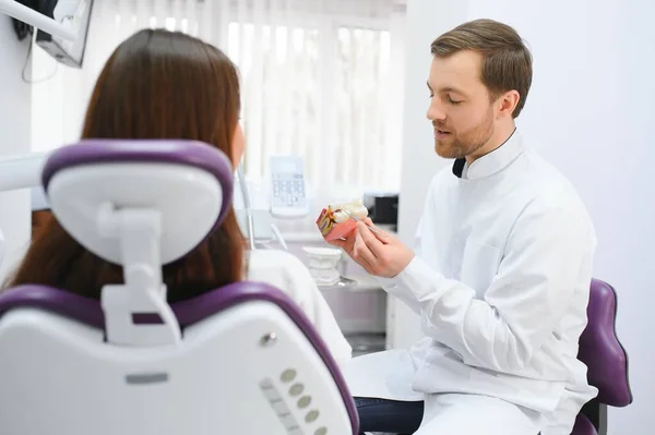 Koncepcja Diagnostyki Leczenia Chorób Zębów Lekarz Pokazuje Model Chorego Zęba — Zdjęcie stockowe