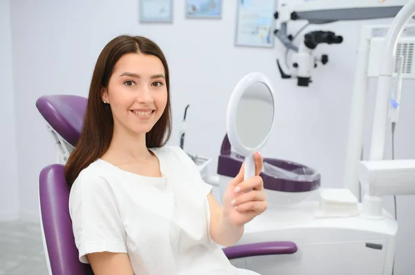 Hübsches Mädchen Zahnarztschrank Schaut Sich Mit Einem Spiegel Die Ideale — Stockfoto