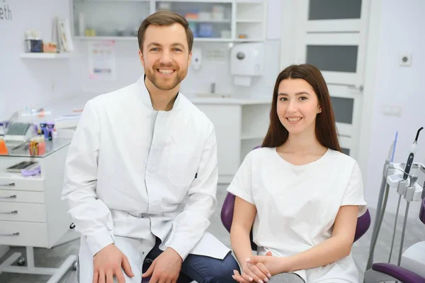 Centrum Stomatologiczne Portret Uśmiechniętego Lekarza Dentysty Bliskiego Wschodu Pozującego Miejscu — Zdjęcie stockowe
