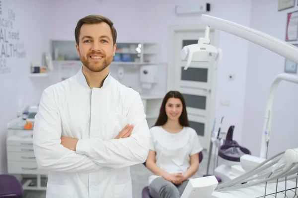 Porträt Eines Positiven Männlichen Zahnarztes Mit Gekreuzten Händen Der Vor — Stockfoto