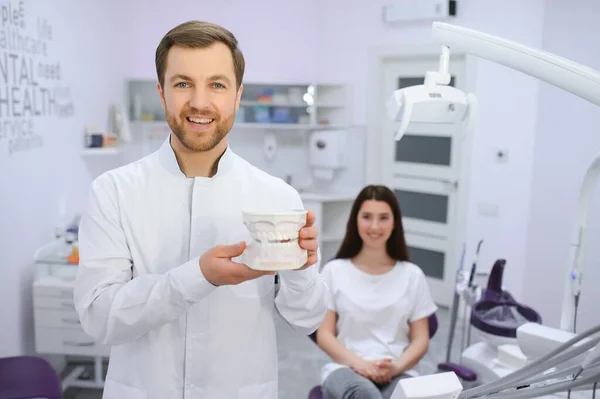 Mężczyzna Dentysta Pokoju Sprzętem Medycznym Pacjentem Tle — Zdjęcie stockowe