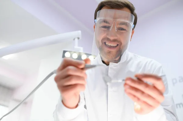 Vista Inferior Homem Dentista Com Uma Ferramenta Mão — Fotografia de Stock