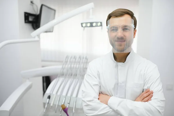 Aantrekkelijke Mannelijke Tandarts Artsen Witte Labjas Poseren Moderne Tandheelkundige Kantoor — Stockfoto
