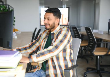 Üniversitede kitapları olan Hintli bir öğrenci.