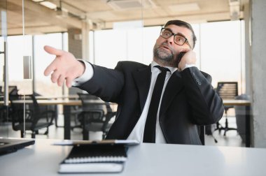 Kurumsal deli insanlar çığlık yetkilisi söyle konuşmak personel insanlar kişi kavramı ile. Yan profil görünümü portre hayal kırıklığına yorgun meşgul üzgün üzgün Ajan yatırımcı elinde alıcıda bağırarak.