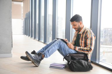 Yakışıklı ve genç Hintli erkek üniversite öğrencisi.