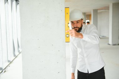Sert şapkalı çekici Arap endüstriyel mühendis. Profesyonel ve endüstri, mimarlık işi, fabrikada çalışan işçiler..