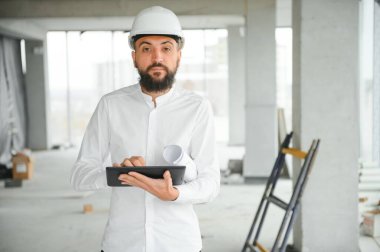 Sert şapkalı çekici Arap endüstriyel mühendis. Profesyonel ve endüstri, mimarlık işi, fabrikada çalışan işçiler..