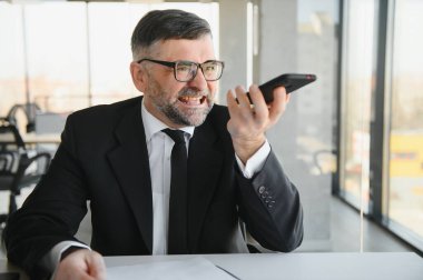 Kurumsal deli insanlar çığlık yetkilisi söyle konuşmak personel insanlar kişi kavramı ile. Yan profil görünümü portre hayal kırıklığına yorgun meşgul üzgün üzgün Ajan yatırımcı elinde alıcıda bağırarak.