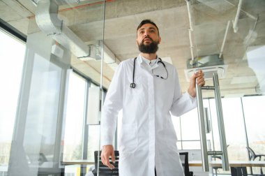 Beyaz önlüklü hoş bir Arap doktorun portresi.