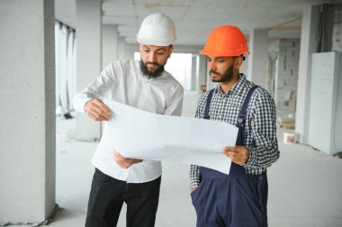 Sert şapkalı çekici Arap endüstriyel mühendis. Profesyonel ve endüstri, mimarlık işi, fabrikada çalışan işçiler..