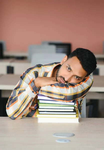 Молодий Індійський Студент Який Читає Книгу Навчається Бібліотеці Коледжу Книжковою — стокове фото