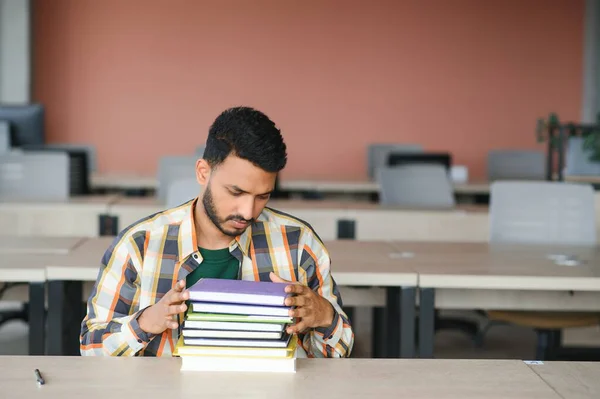 大学の本を持つインド人学生 — ストック写真