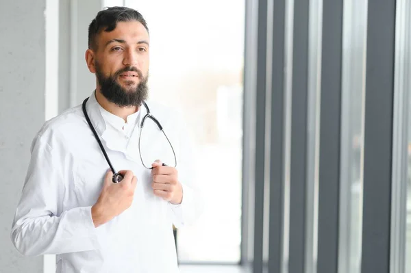 Knappe Spaanse Dokter Draagt Stethoscoop Kliniek Met Een Vrolijke Koele — Stockfoto