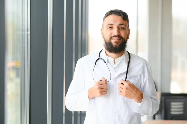 Portret Młodego Arabskiego Lekarza Klinice Koncepcja Opieki Zdrowotnej — Zdjęcie stockowe