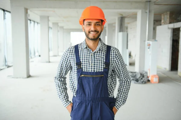 Indyjski Kierownik Budowy Stojący Kasku Myślący Placu Budowy Portret Mieszanego — Zdjęcie stockowe
