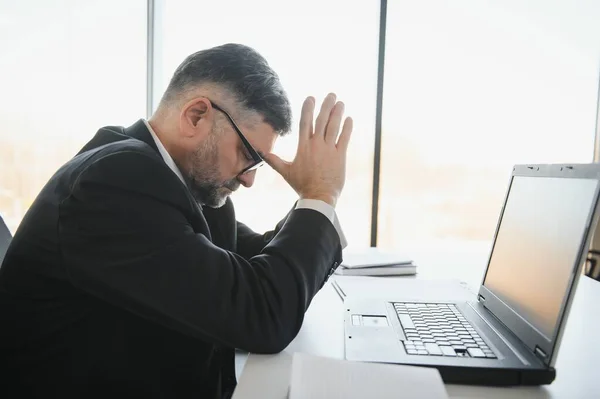 Cansado Trabajador Oficina Estresado Sentado Escritorio Pensando Frota Los Ojos — Foto de Stock