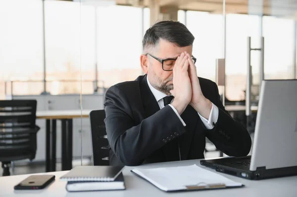 Fáradt Stresszes Irodai Dolgozó Asztalnál Arra Gondol Dörzsöli Szemét Úgy — Stock Fotó