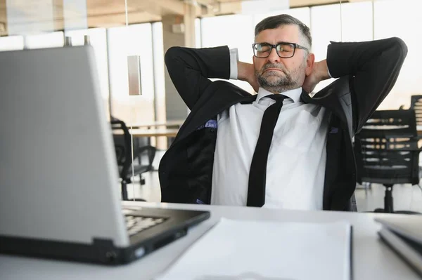 Yorgun Bir Ofis Çalışanı Masasında Oturup Gözlerini Ovuşturduğunu Yorgun Düştüğünü — Stok fotoğraf