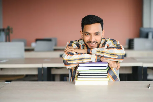 Bonito Jovem Estudante Indiano Com Livros Mochila Universidade Conceito Educação — Fotografia de Stock