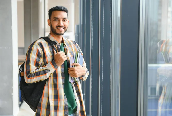 ハンサムで若いインドの男性大学生 — ストック写真