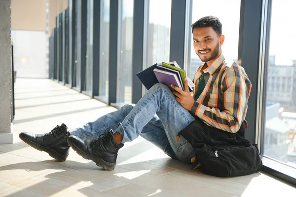大学で幸せなインドの男性学生 — ストック写真
