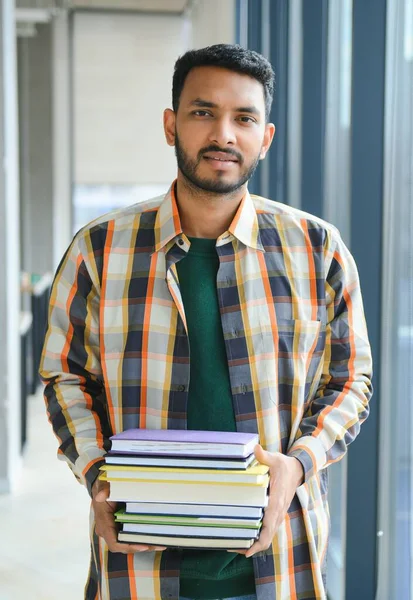Joven Estudiante Indio Leyendo Libro Estudiando Biblioteca Universidad Con Estantería —  Fotos de Stock