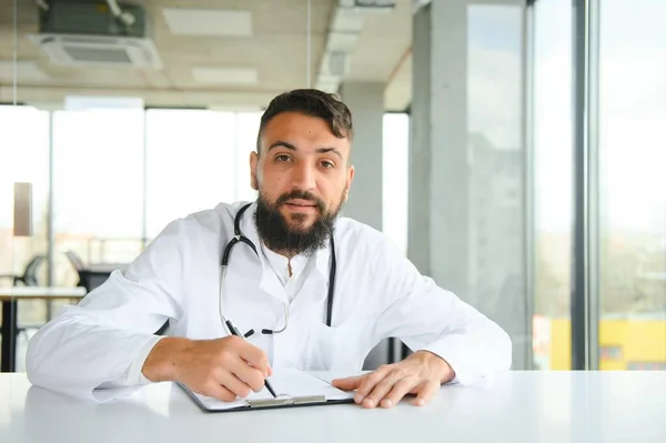 Portret Miłego Młodego Arabskiego Lekarza Białym Płaszczu — Zdjęcie stockowe