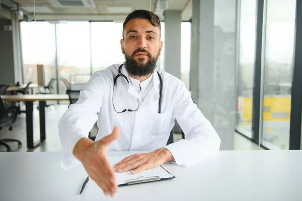 Młody Letni Przystojny Arabski Lekarz Białym Płaszczu Pozowanie Przed Kamerą — Zdjęcie stockowe
