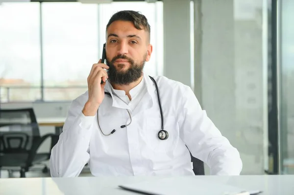 Portret Młodego Arabskiego Lekarza Klinice Koncepcja Opieki Zdrowotnej — Zdjęcie stockowe