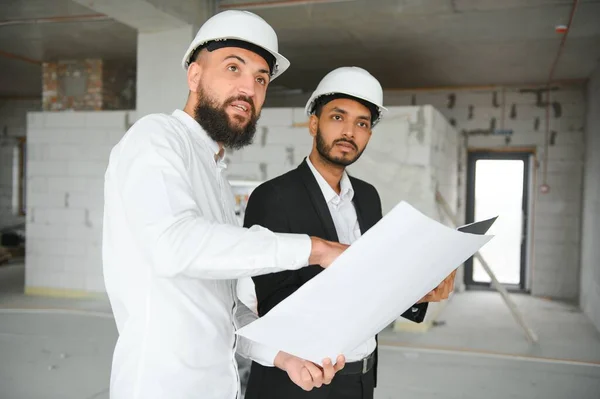 Zwei Multiethnische Geschäftsleute Baustelleningenieur — Stockfoto