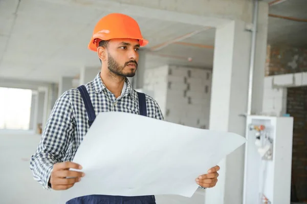 Indischer Bauarbeiter Steht Uniform Und Hut Auf Baustelle — Stockfoto