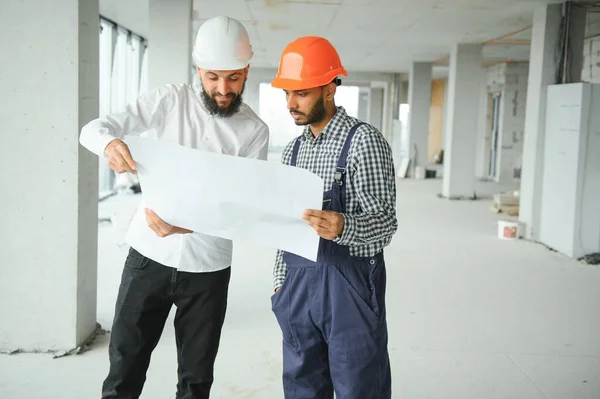 Multiracial Male Coworkers Hardhats Discussing Project Construction Site — Stock Photo, Image