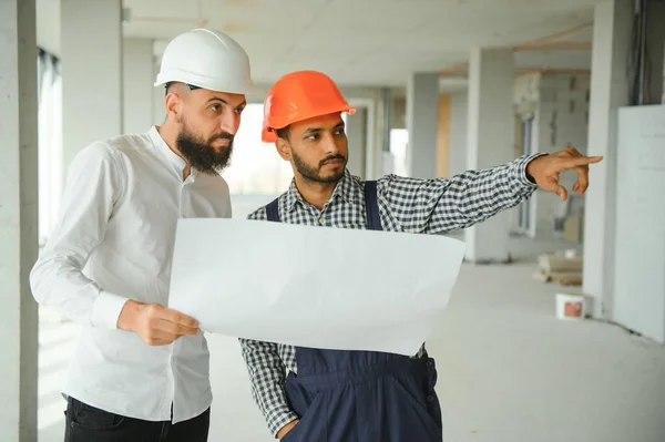 建筑工地的工人们 年轻的土木工程师经理和建筑师们 印度和阿拉伯工程师 — 图库照片
