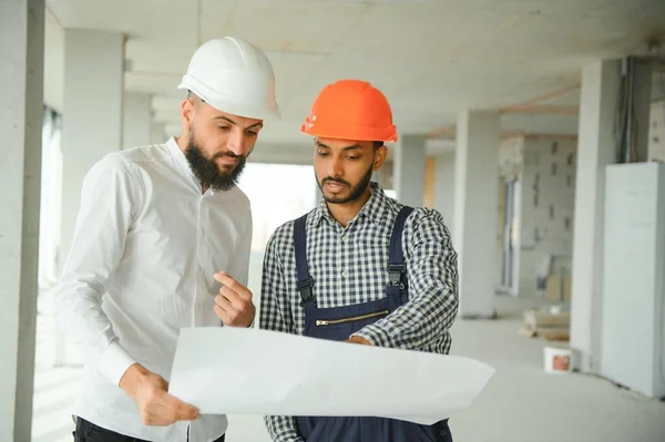 Indische Und Arabische Ingenieure Bauunternehmer Und Architekt Gespräch Über Die — Stockfoto