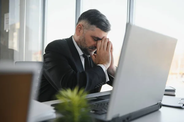 Fáradt Stresszes Irodai Dolgozó Asztalnál Arra Gondol Dörzsöli Szemét Úgy — Stock Fotó