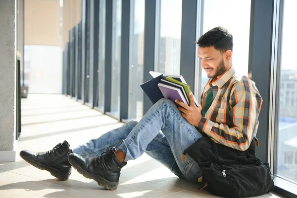 Ung Indian Student Pojke Läser Bok Studerar College Bibliotek Med — Stockfoto