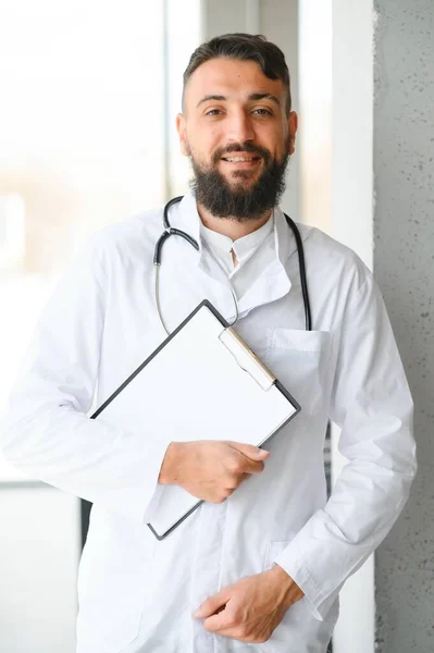 Przystojny Latynoski Lekarz Noszący Stetoskop Klinice Uśmiechem Twarzy — Zdjęcie stockowe