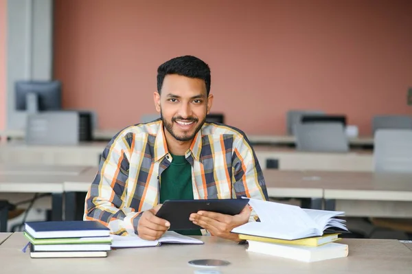 大学で本やバックパックを持つハンサムな若いインドの少年学生 教育理念 — ストック写真