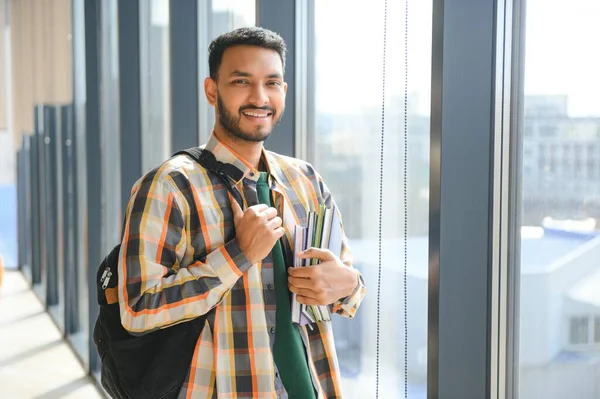 ハンサムで若いインドの男性大学生 — ストック写真