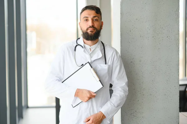 Portrait Young Doctor Standing Clinic — Stock Photo, Image