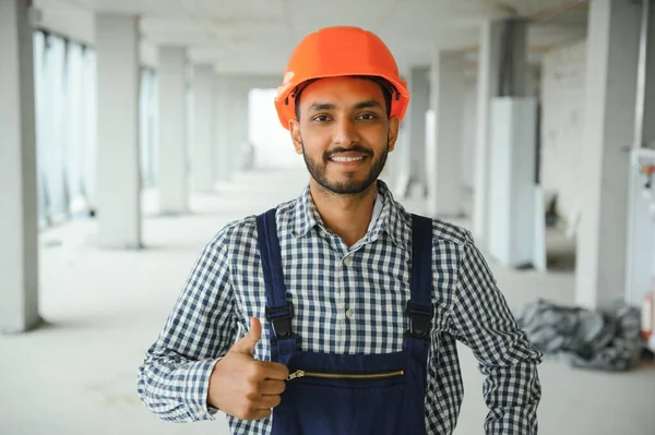 Indyjski Mężczyzna Budowlany Pracownik Stojący Mundurze Twardy Kapelusz Placu Budowy — Zdjęcie stockowe