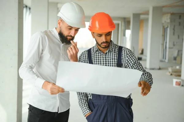 年轻迷人的阿拉伯工业工程师戴着硬礼帽 专业和行业 建筑商工作 厂内工人检查工作 — 图库照片