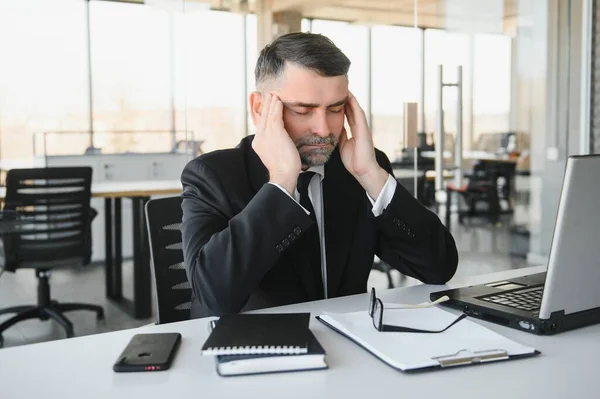 Fáradt Stresszes Irodai Dolgozó Asztalnál Arra Gondol Dörzsöli Szemét Úgy — Stock Fotó