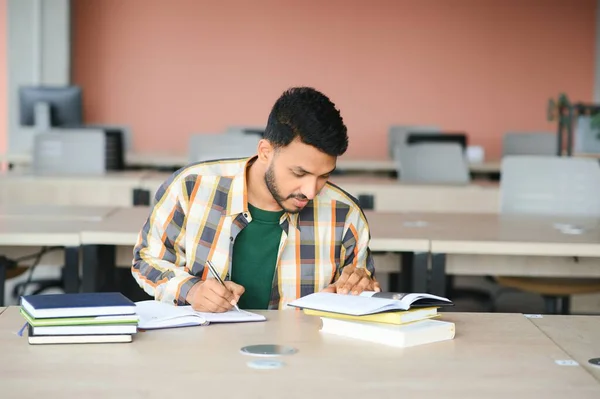 Щасливий Індійський Студент Чоловічої Статі Університеті — стокове фото