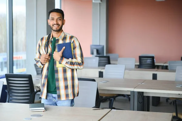 Молодий Індійський Студент Книжками Рюкзаком Університеті Освіта — стокове фото
