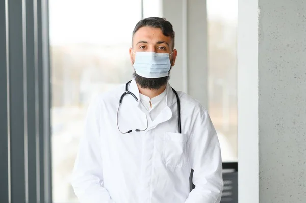 Muž Zamyšlený Přemýšlivý Arabský Muž Terapeut Chirurg Nosit Bílou Uniformu — Stock fotografie