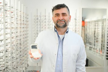 Doktor konteynırında yumuşak kontak lenslerle tek kullanımlık tutuyor. Oftalmolog görüş düzeltmesi için bir günlük kontak lensleri kullanır. Miyop ve görme sorunu kavramı